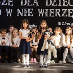 Nadanie imienia Wandy Chotomskiej Szkole Podstawowej w Młochowie 