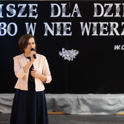 Nadanie imienia Wandy Chotomskiej Szkole Podstawowej w Młochowie 